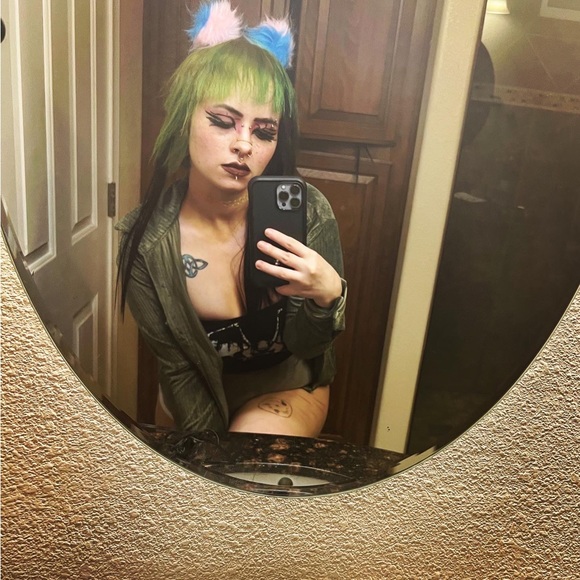 Hello darlings and welcome to my closet. - Picture 3 of 6